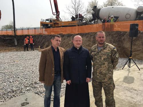 Львів: священики здійснили свячення наріжного каменю будинку для бійців АТО.(ФОТО) Львів: священики здійснили свячення наріжного каменю будинку для бійців АТО.(ФОТО)